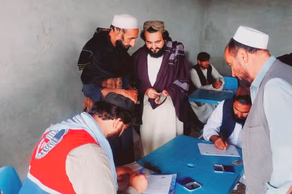 طالبان وایي د خوست په ګربزو ولسوالۍ کې له ۷سوه اړمنو کورنیو سره نغدي مرسته شوې