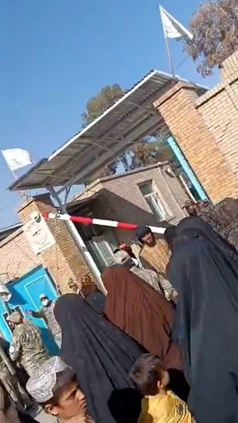 طالبان از ورود صدها زن بدون چادری به شفاخانه هرات جلوگیری کرد