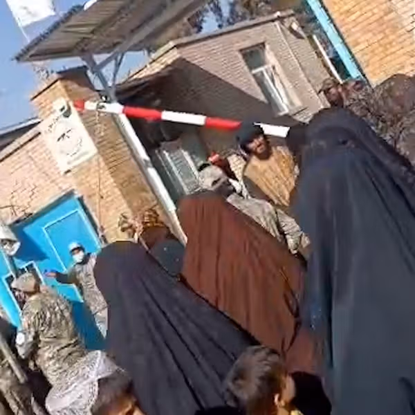 طالبان از ورود صدها زن بدون چادری به شفاخانه هرات جلوگیری کرد