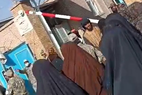طالبان از ورود صدها زن بدون چادری به شفاخانه هرات جلوگیری کرد