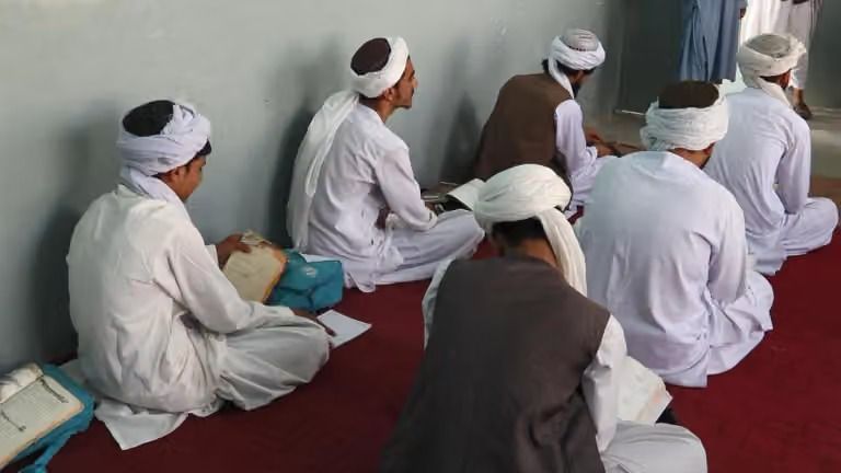 کمبود کتاب و معلم در مکاتب قندهار؛ طالبان دانش‌آموزان را به پوشیدن دستار وادار می‌کنند