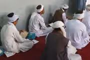 کمبود کتاب و معلم در مکاتب قندهار؛ طالبان دانشآموزان را به پوشیدن دستار وادار میکنند