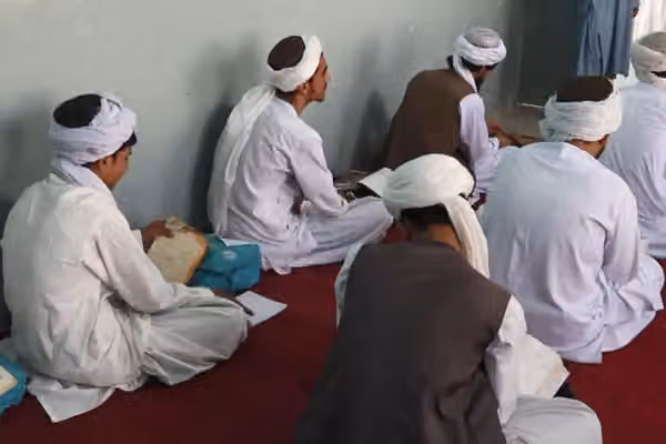 کمبود کتاب و معلم در مکاتب قندهار؛ طالبان دانشآموزان را به پوشیدن دستار وادار میکنند