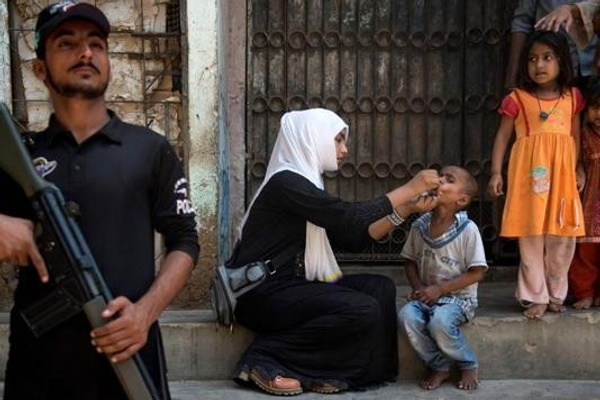 ناپېژاندو وسلهوالو په بلوچستان کې د ګوزڼ ضد واکسینو کمپاین پرمهال یو پاکستانی سرتېری وژلی