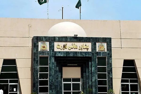 د پېښور ستره محکمه: د افغانانو لپاره د اېسيسي او پي او ار کارتونو د اعتبار موده ختمه شوې