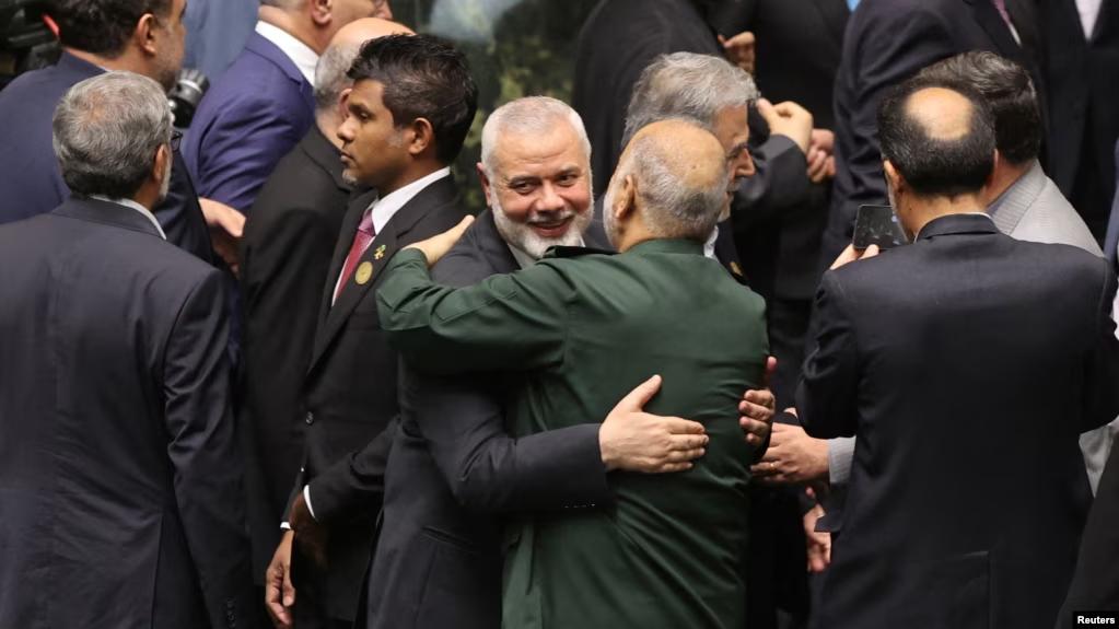 هنیه فرمانده سپاه پاسداران را در آغوش کشیده است