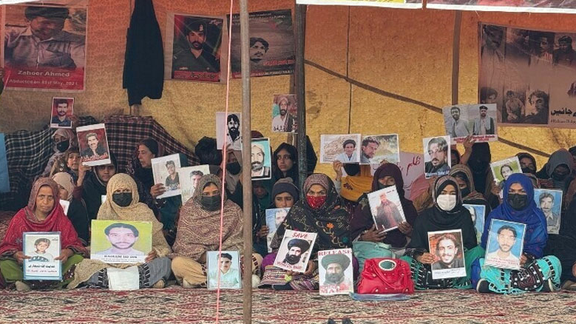 بلوڅ لاریونوال: د اسلام اباد پولیس لا هم راسره د مجرمینو په توګه چلند کوي