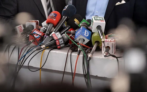 په ۲۰۲۵کال کې خبریالان او پاکستانۍ رسنۍ له سخت حکومتي سانسور سره مخ وې