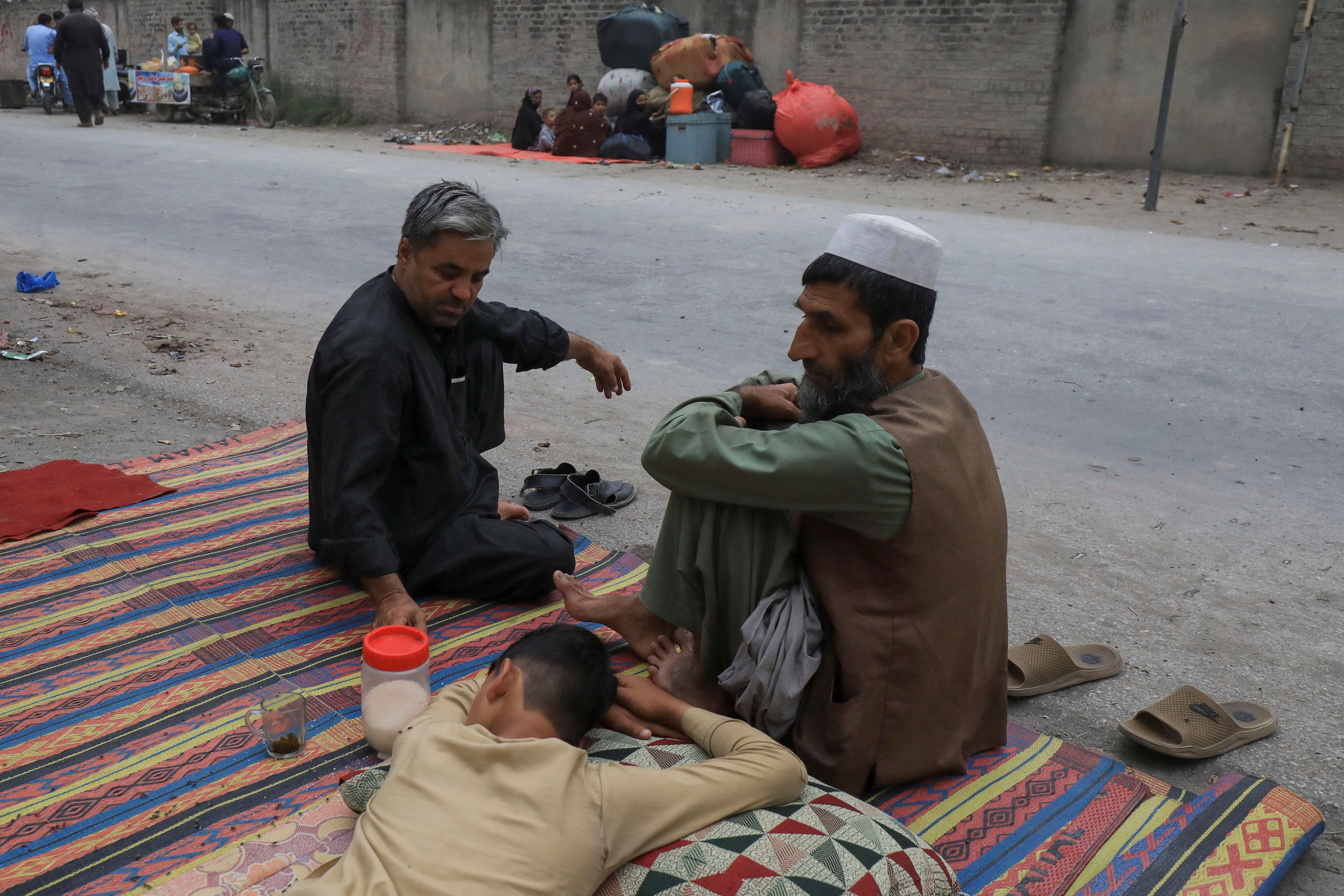 ځینې کډوال د سړک پر سر شپې سبا کوي