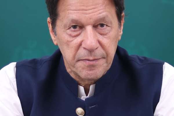 د پاکستان حکومت: روغتون ته د عمران خان د لېږد پر پرېکړه دې له سره غور وشي