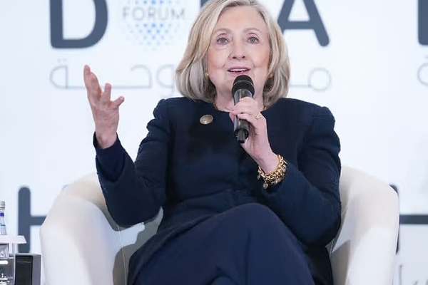 هيلاري كلينتون: طالبان حوّلت أفغانستان إلى رمز عالمي لكراهية النساء