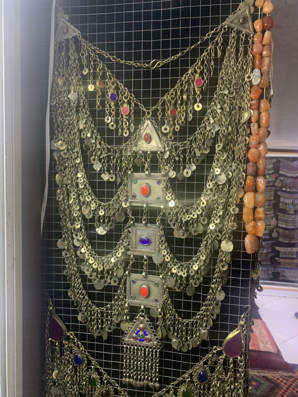 په کندهار کې د سپینو زرو زرګر شاه محمد هم وايي، پخوا یې د کورنیو او بهرنیو پېرونکو لپاره ګاڼې جوړولې او د پاکستان له لارې یې بهرنیو بازارونو ته د خپلو محصولاتو د لېږلو امکان درلود.