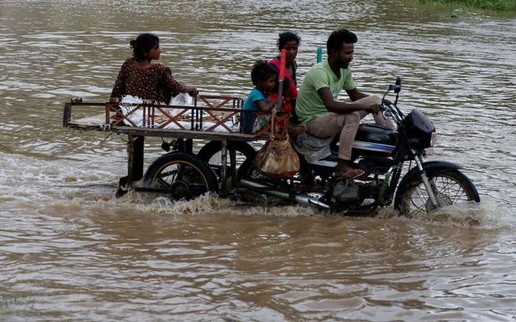 پاکستان او هند کې سمندر ته څېرمه زرګونه کورنۍ د توپان له امله بې ځایه شوې