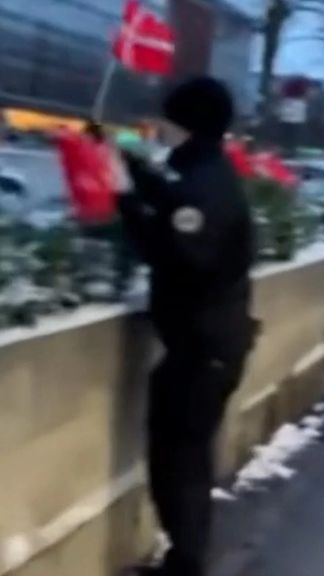 سفارت امریکا در کپنهاگن پرچمهای یادبود سربازان دنمارکی کشتهشده در افغانستان را برداشت