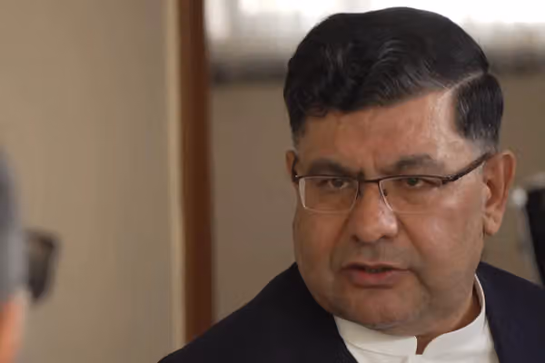 د اشرف غني پخوانی سلاکار: د جمهوریت یو شمېر بانفوذه مشرانو په حساسو شېبو کې هېواد پرېښود