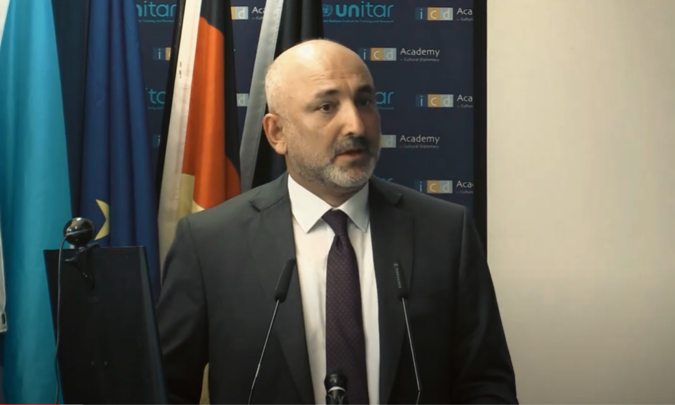 حنیف اتمر می‌گوید با تروریست‌ها در افغانستان و پاکستان برخورد گزینشی می‌شود