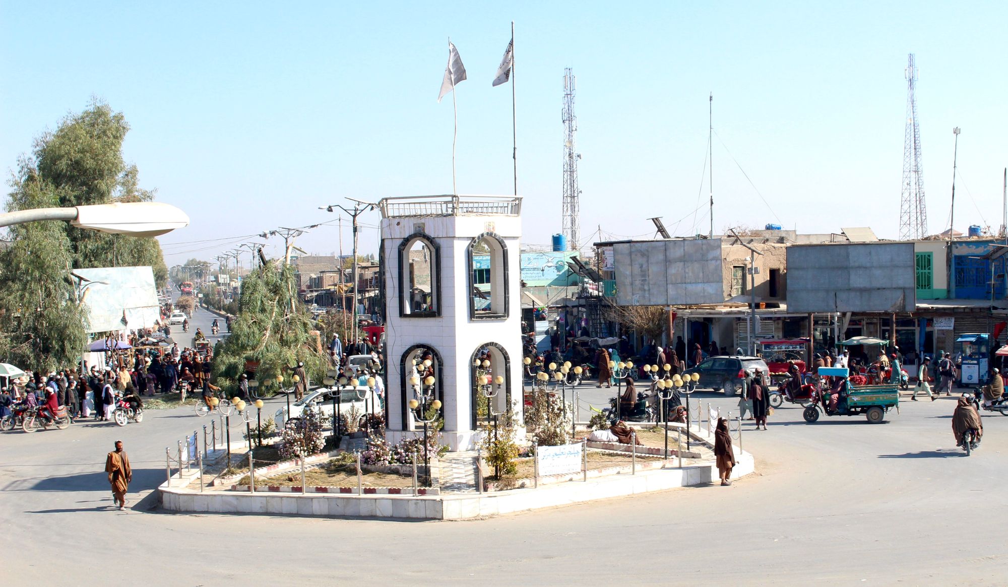 طالبانو په روزګان کې له خلکو غوښتي چې ۱۸ تنو ته په عام محضر کې د سزا ورکولو نندارې ته ورشي