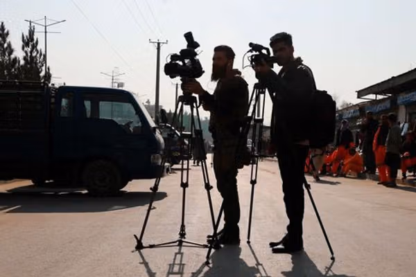 د افغانستان د خبریالانو مرکز: د رسنیو ملاتړو سازمانونو د جوازونو لغوه کول غیرقانوني دي