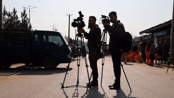 د افغانستان د خبریالانو مرکز: د رسنیو ملاتړو سازمانونو د جوازونو لغوه کول غیرقانوني دي