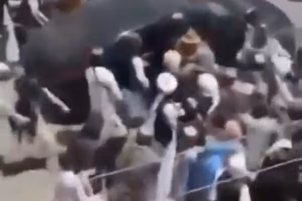 هبتالله: په کندهار کې ښار کې مې د موټر هېندارې ښکته کړې او په لاس مې خلکو سره روغبړ وکړ