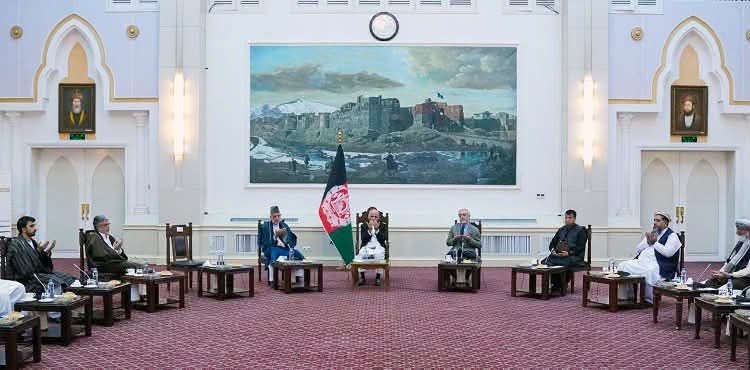 وحید عمر: د ارګ په وروستۍ غونډه کې سیاسي مشرانو د غني د څنګ ته کېدو غوښتنه وکړه  