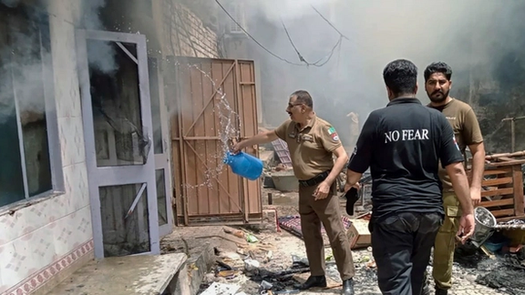 لاریونوالو په پاکستان کې څلور کلیساګانې سوځولې دي