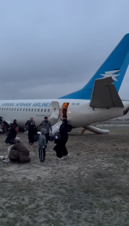 په کابل هوايي ډګر کې د اریانا افغان هوايي شرکت یوې الوتکې بیړنۍ ناسته کړې ده 