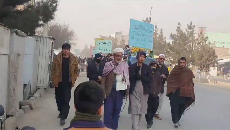 طالبان خانواده‌های دختران بازداشتی را 'وادار به تظاهرات در حمایت از حجاب اجباری خود کرد'