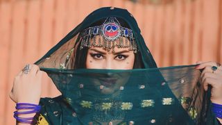 د سترګو تورول او د رنجو کارول؛ دود، هنر او دیني پیوستون