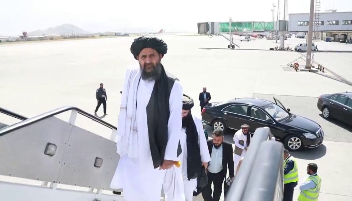 د ملابرادر په مشرۍ د طالبانو یو پلاوی د خامنه‌یي په جنازه کې د ګډون لپاره ایران ته ولاړ