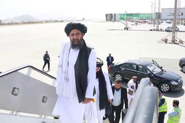 د ملابرادر په مشرۍ د طالبانو یو پلاوی د خامنهیي په جنازه کې د ګډون لپاره ایران ته ولاړ