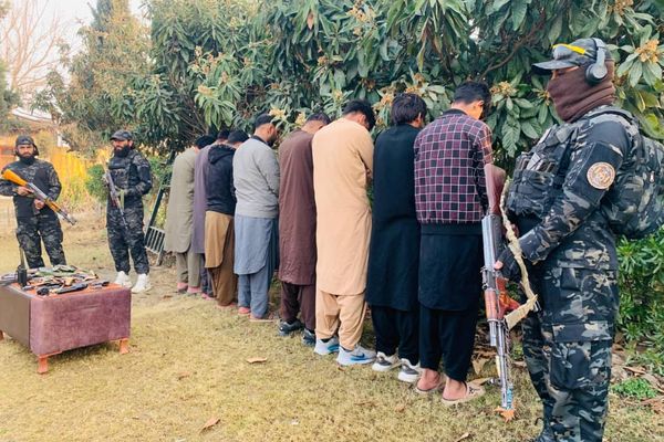 طالبانو په ننګرهار کې د غلا او نیالګیو پرې کولو په تور ۱۳ کسان نیولي