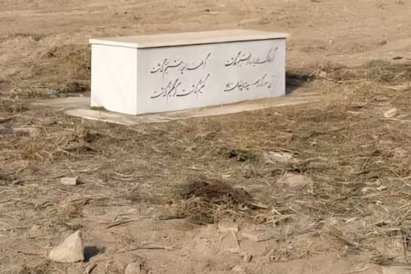 سنگ مزار خلیلالله خلیلی به دانشگاه کابل برگشت