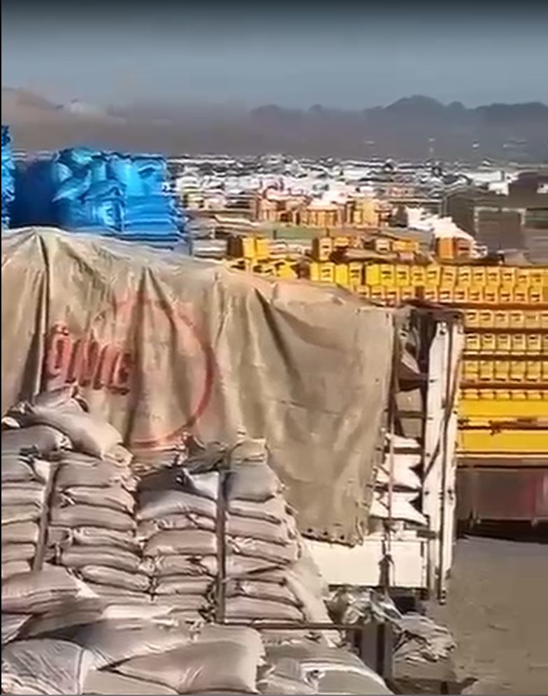 هېواد کې د بیو لوړېدو لامل؛ طالبانو د فراه په ګمرک کې له خوراکي توکو بار سلګونه موټر درولي