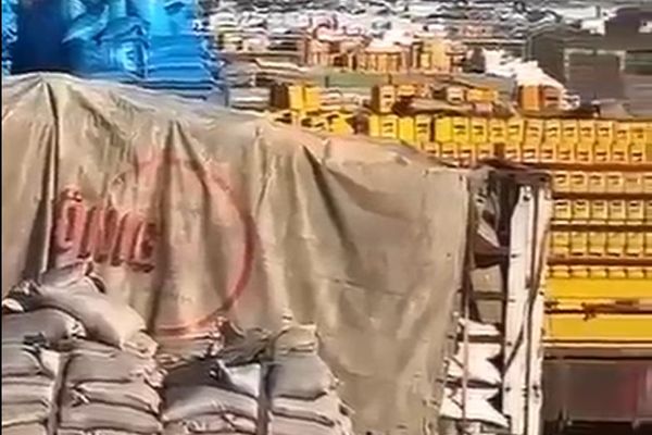 هېواد کې د بیو لوړېدو لامل؛ طالبانو د فراه په ګمرک کې له خوراکي توکو بار سلګونه موټر درولي