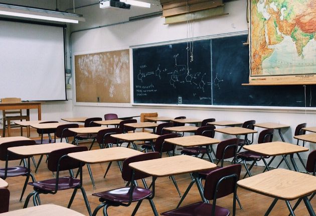 پدر دانش‌آموز افغان که در ایران خودکشی کرده، می‌گوید فشار مدیر مکتب در مرگ دخترش نقش داشت