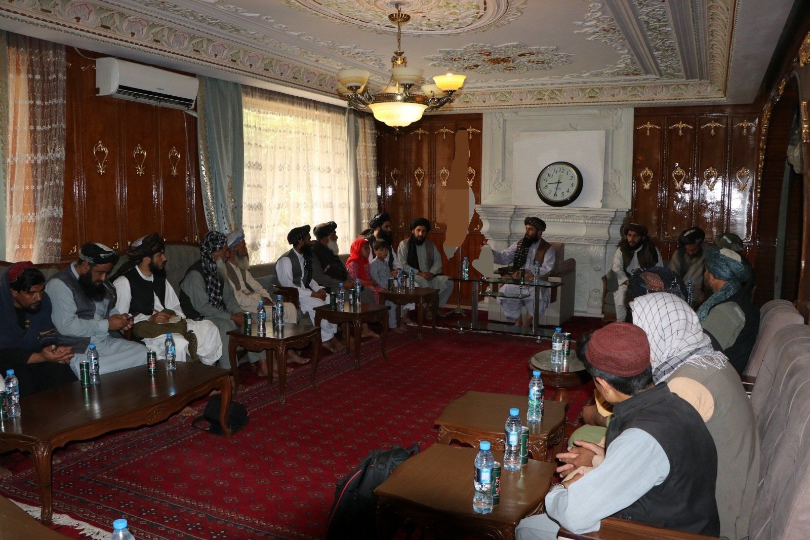 والی طالبان در بلخ با بازماند‌گان بمبگذاران انتحاری این گروه دیدار کرد