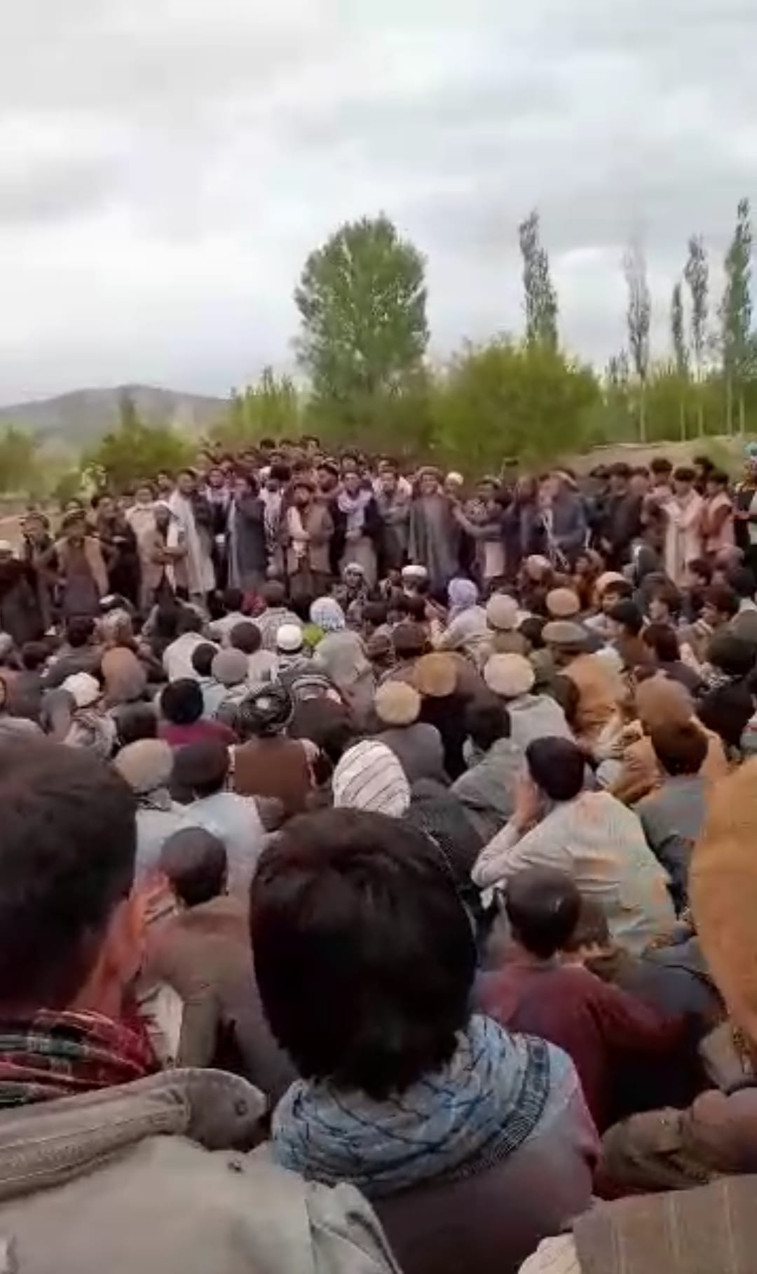 د بدخشان په درایم ولسوالۍ کې معترضان: د طالبانو غړي د خلکو خصوصي حریم تر پښو لاندې کوي