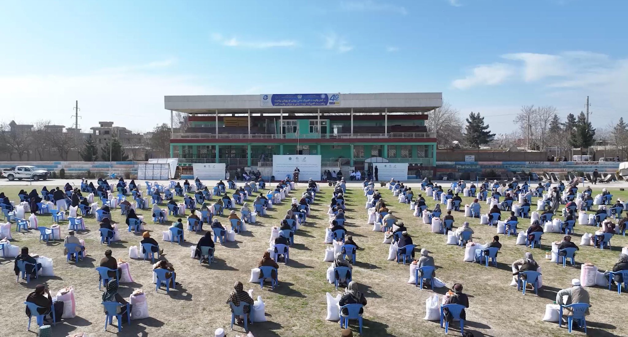 عزیزي خیریه بنسټ په کندز کې پر سلګونو اړمنو کورنیو د روژې مرستې وېشلي