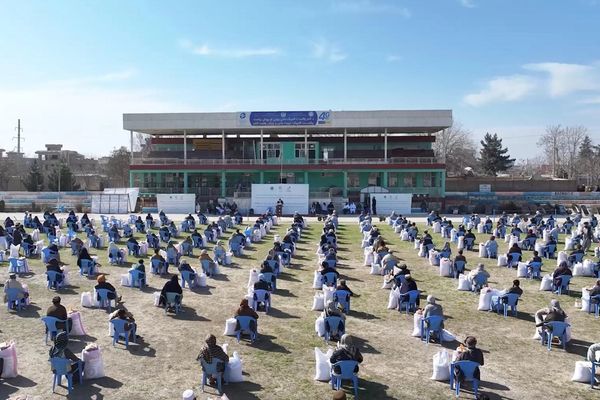 عزیزي خیریه بنسټ په کندز کې پر سلګونو اړمنو کورنیو د روژې مرستې وېشلي