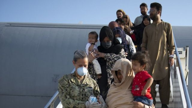 افغان ایواک: ښايي راتلونکې اونۍ امریکا ته د افغانانو پر سفر بندیز ولګیږي