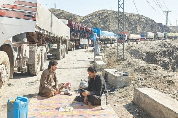 د سوداګریزو لارو تړل کېدو له امله په ۴۵ ورځو کې پاکستان ته ۱۶،۵ میلیارده روپۍ زیان اوښتی