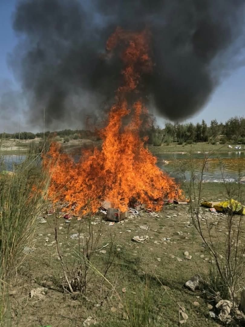 طالبان وايي په هلمند کې یې نږدې یو نیم ټُن قاچاقي خوراکي توکي وسوځول 