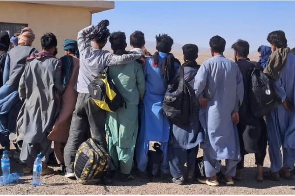 طالبانو ایران ته د ۵۲۳ کسانو د ناقانونه تګ مخه نیولې ده