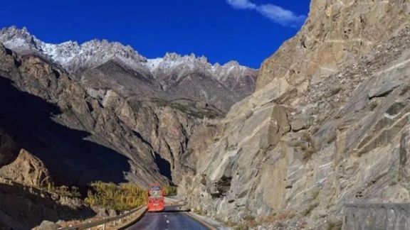 له واخان که اوس د عصري سړک تېرېدو پلانونه دي، پخوا ترې ورېښمو لار تېره وه.