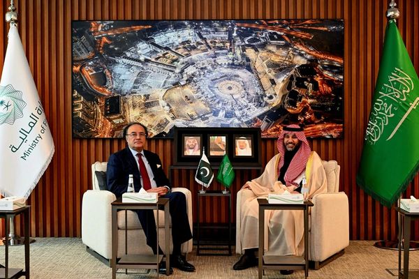 پاکستان له سعودي عربستان سره د اقتصادي همکاريو پر ډېرېدو خبرې وکړې