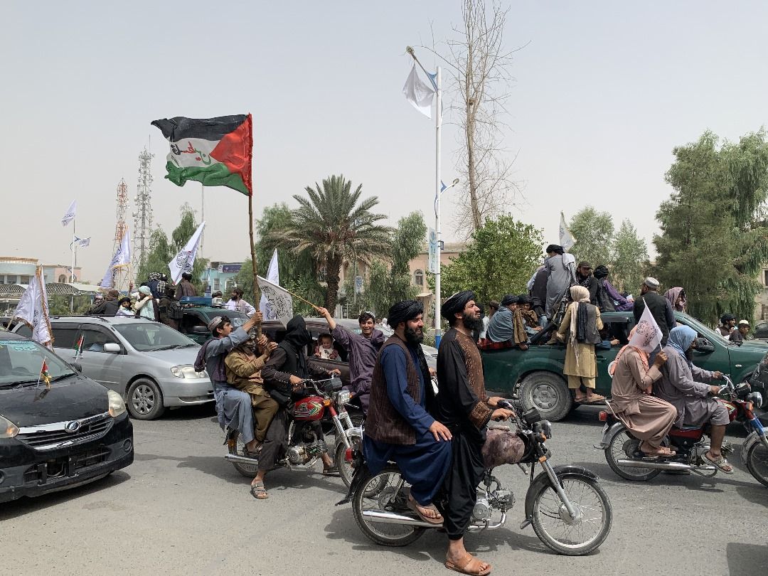 کندهار کې یو شمېر ښاریان د طالبانو واکمنۍ څلورم کال نمانځنې پر مهال د فلسطین له بیرغ سره