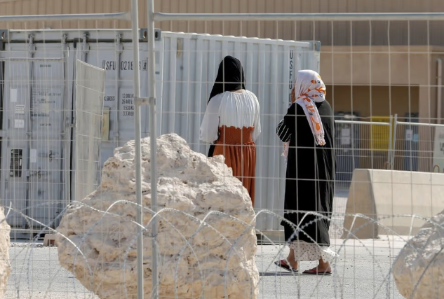 لاجئون أفغان في مخيم قطر يشرعون في إضراب عن الطعام
