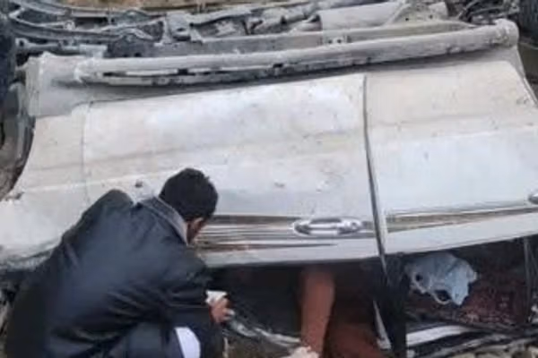 په بدخشان کې د یوې ټرافیکي پېښې له امله درې کسه مړه او ۷ نور ټپیان شوي دي