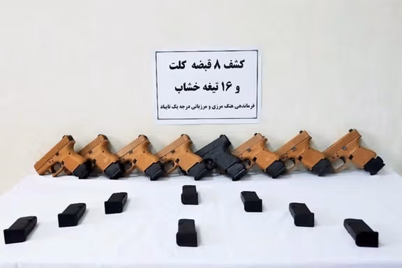 د ایران سرحدي پولیسو په خراسان رضوي کې د افغانستان پولې ته نږدې د وسلو یوه جوپه نیولې ده